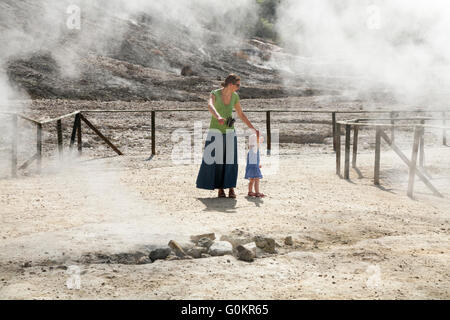 Femme de tourisme et de l'enfant / famille à la vapeur et de volcan Solfatara Pozzuoli vapeurs sulfureuses, Naples Italie ; Campi Flegrei zone volcanique Banque D'Images