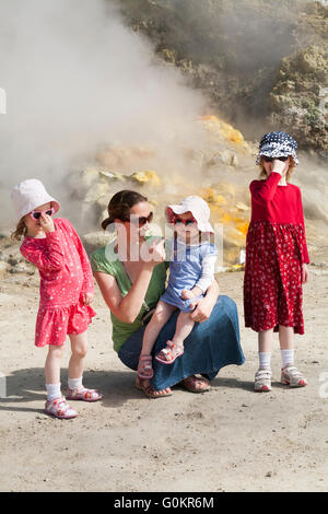 Enfants famille femme touristique à vapeur & volcan Solfatara Pozzuoli vapeurs sulfureuses, Naples Italie ; Campi Flegrei zone volcanique Banque D'Images