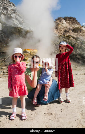 Enfants famille femme touristique à vapeur & volcan Solfatara Pozzuoli vapeurs sulfureuses, Naples Italie ; Campi Flegrei zone volcanique Banque D'Images