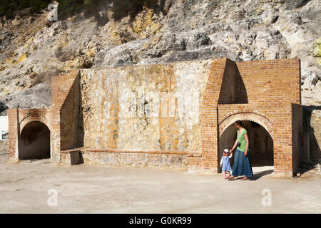 Entrées de brique (maintenant fermé) à 'Stufe' grottes volcan Solfatara. Pozzuoli, près de Naples Italie ; Campi Flegrei zone volcanique. Banque D'Images