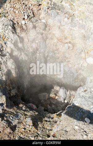 Volcan Solfatara. La vapeur et passer de vapeurs sulfureuses fumerole / fumeroles. Pozzuoli nr Naples Italie Campi Flegrei zone volcanique ; Banque D'Images