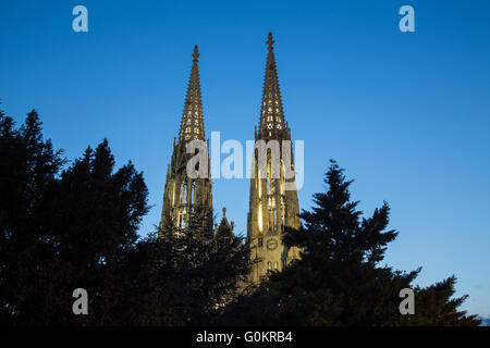 Low angle view des tours sur l'Église Votive de Vienne au crépuscule Banque D'Images