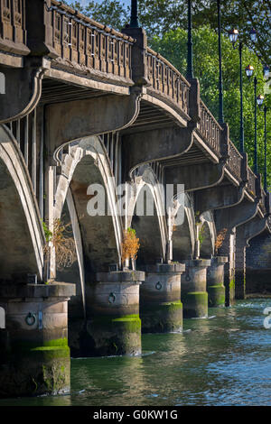 Le prend en charge (sous-structure) du pont Saint-Esprit, dans l'Adour (Bayonne - Pyrénées Atlantiques - France). Banque D'Images