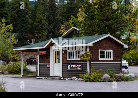 Vieille station d'essence, Castle Junction, Bow Valley Parkway, Banff National Park, Alberta, Canada, Amérique du Nord Banque D'Images