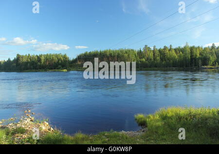 Les lignes d'alimentation sur une rivière dans le Värmland. Banque D'Images