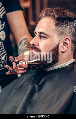 Portrait d'un homme barbu dans un salon de coiffure hippie Banque D'Images