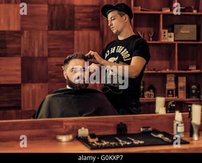 Dans un processus d'coiffure coiffure pour homme Banque D'Images