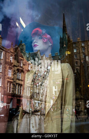 Un mannequin dans la vitrine de magasin de vêtements vintage Armstrongs avec Victoria Street reflétée sur la vitre. Banque D'Images