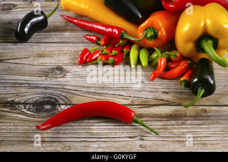 Mexican hot chili peppers mélange coloré de habanero piment poblano serrano sur planche de bois Banque D'Images