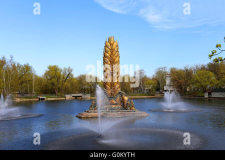 Photo Golden Fountain colosse dans un parc à Moscou Banque D'Images