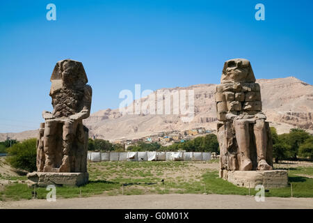 Double géant statue de monument pharaon égyptien Amenhotep III nommé les colosses de Memnon, sculpture publique monument à Louxor, Banque D'Images