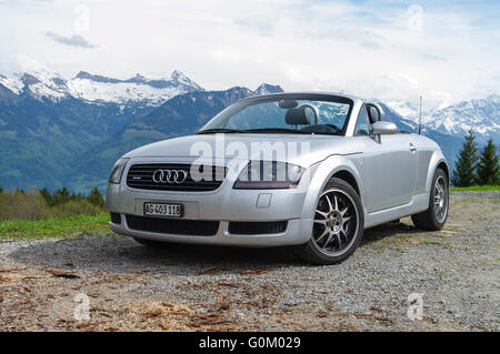 1999 Audi TT Roadster quattro mark I (type 8N), argent métallisé, toit rétracté, en face d'un décor alpin. Banque D'Images