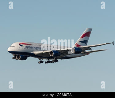 British Airways Airbus A380 G-XLEJ avion de ligne à l'approche finale pour l'atterrissage de l'Aéroport International de Vancouver YVR Banque D'Images