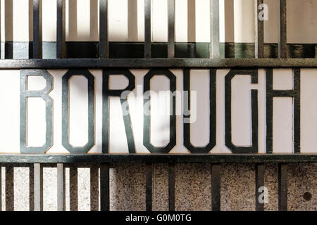 Signe typographique sur une entrée fermée à Borough Market, London. Banque D'Images