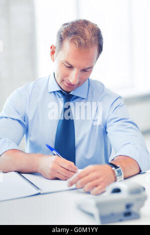 Handsome businessman travaillant au bureau Banque D'Images