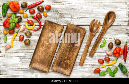 Des légumes frais et vintage des ustensiles de cuisine en bois rustique sur la texture. Arrière-plan de l'alimentation Banque D'Images