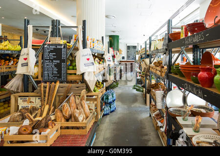 Intérieur de Fratelli Fresh montrant le comptoir déli, Potts Point, Sydney, NSW, Australie. Banque D'Images