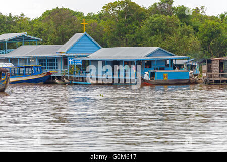 La vie au village flottant CHONG KNEAS. Le Cambodge. Banque D'Images