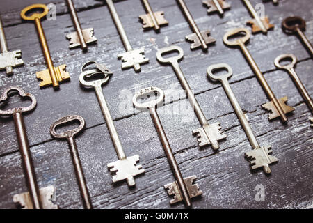 Certains porte clefs alignés sur la surface en bois ancien, de la sûreté et de la sécurité contexte concept Banque D'Images