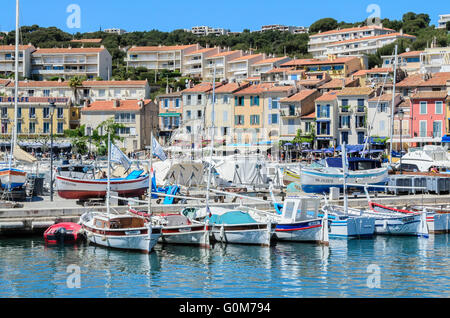 PORT DE CASSIS ET SES BATEAUX, CASSIS, BDR FRANCE 13 Banque D'Images