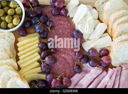 Assiette de charcuterie avec viandes, fromages, pain et olives. Plateau de pâturage à la viande et au fromage avec raisins et olives. Banque D'Images