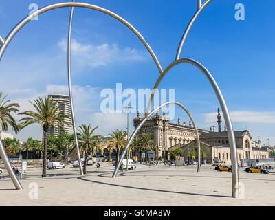 Musée Maritime et gratte-ciel Edificio deux points avec le street art moderne sur la Plaza Drassanes à Barcelone, Catalogne, Espagne Banque D'Images