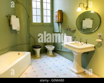 Salle de bains de la chambre de la Casa Mila de Gaudi à Barcelone, Espagne Banque D'Images