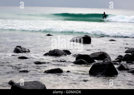 Board rider attraper une vague à Burleigh Heads sur la Côte d'or de l'Australie. Banque D'Images