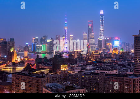 Shanghai, Chine - Oct 3, 2015 : Shanghai skyline at night. Banque D'Images