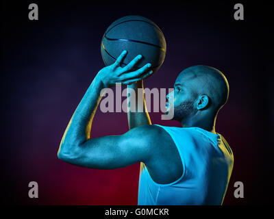 Un joueur de basket-ball homme isolé sur fond noir Banque D'Images
