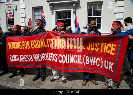 Mayday 2016. Clerkenwell. Journée internationale des travailleurs. Les travailleurs bangladais derrière leur bannière. Banque D'Images