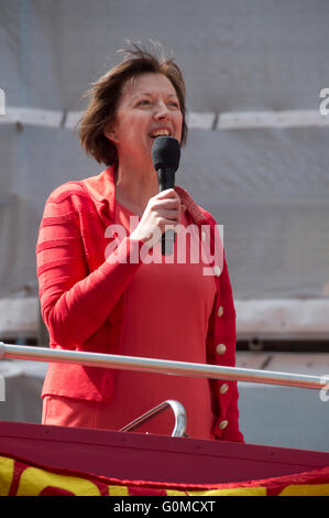 Mayday 2016. Clerkenwell. Frances O'Grady, Secrétaire général de la TUC (Trades Union Congress) s'exprimant lors d'un rassemblement devant le m Banque D'Images