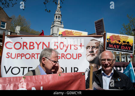 Mayday 2016. Clerkenwell. 50 plus partisans de Jeremy Corbyn. Journée internationale des travailleurs. Banque D'Images