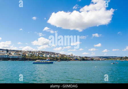 Vue de la rivière Penryn entre Falmouth et le rinçage au Royaume-Uni, montrant le ferry de rinçage au loin. Banque D'Images