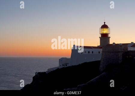 Le phare de Cabo Sao Vicente au crépuscule, Algarve Portugal Banque D'Images