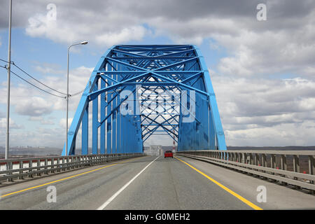 Blue steel pont sur le fleuve Ienisseï Banque D'Images