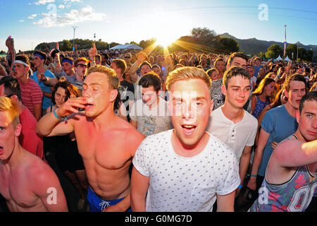 BENICASSIM, ESPAGNE - 20 juillet : foule lors d'un concert au Festival de Musique le 20 juillet 2014 à Benicassim, Espagne. Banque D'Images