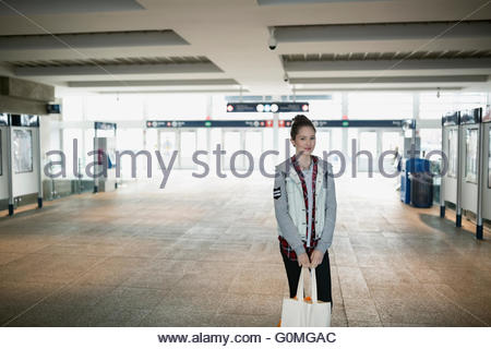 Portrait of teenage girl sac réutilisable gare
