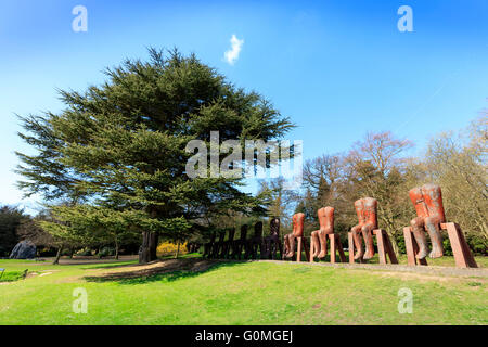 Le grand peintre polonaise Magdalena Abakanowicz retourne au YSP avec sa sculpture monumentale, dix chiffres assis. Banque D'Images