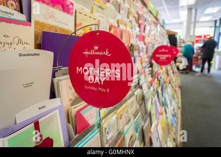 Une sélection de marque marque la fête des Mères Cartes dans un magasin à New York, le vendredi 29 avril 2016. La Fête des mères a été célébrée pour la première fois aux États-Unis en 1908 avec le crédit d'Anna Jarvis qui a lancé une campagne pour faire de la journée un jour férié reconnu, qui s'est passé en 1914 avec le président Woodrow Wilson de signer une proclamation. La Fête des Mères cette année est le 8 mai. (© Richard B. Levine) Banque D'Images