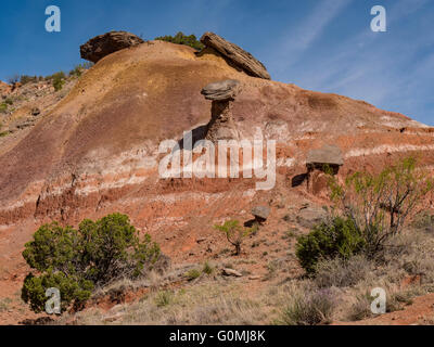 Balanced Rock près de Pioneer Amphithéâtre, parc d'état de Palo Duro, Texas. Banque D'Images