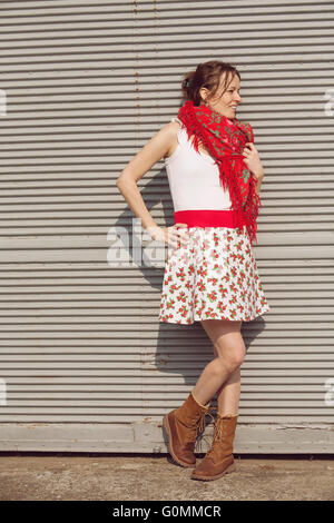 Fille avec un foulard russe debout devant le mur Banque D'Images