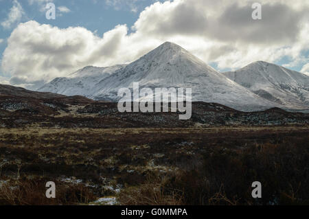 Cuillin rouges dans la neige sur l'île de Skye au printemps Banque D'Images