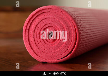 Close up of Pink Tapis de Yoga sur plancher en bois brun Banque D'Images