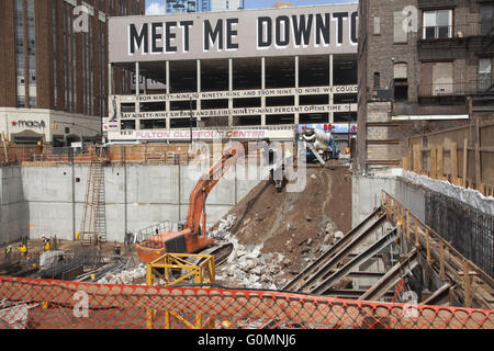 Creuser en profondeur pour les fondations de bâtiment apparemment interminable les tours d'habitation à New York. Boom de la construction dans le centre-ville de Brooklyn. Banque D'Images