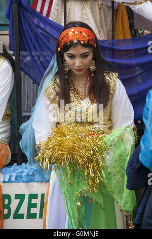 Le défilé annuel de Persian sur Madison Avenue à New York. Femme en costume traditionnel dans la parade. Banque D'Images