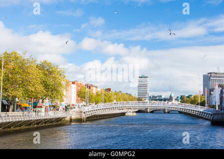 Vue sur Hapenny Pont sur la rivière Liffey à Dublin, Irlande Banque D'Images