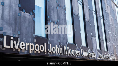 La récolte de l'Redmonds Letterbox bâtiment qui fait partie de l'immense Campus de l'Université John Moores de Liverpool City Centre. Banque D'Images