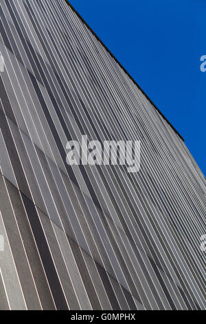 Un cadre de l'apex droit remplissage bâtiment vu depuis les rues de Liverpool sous un magnifique ciel bleu. Banque D'Images