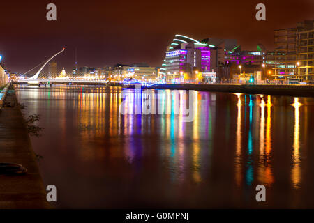 Vue sur la rivière Liffey la nuit à Dublin, Irlande Banque D'Images